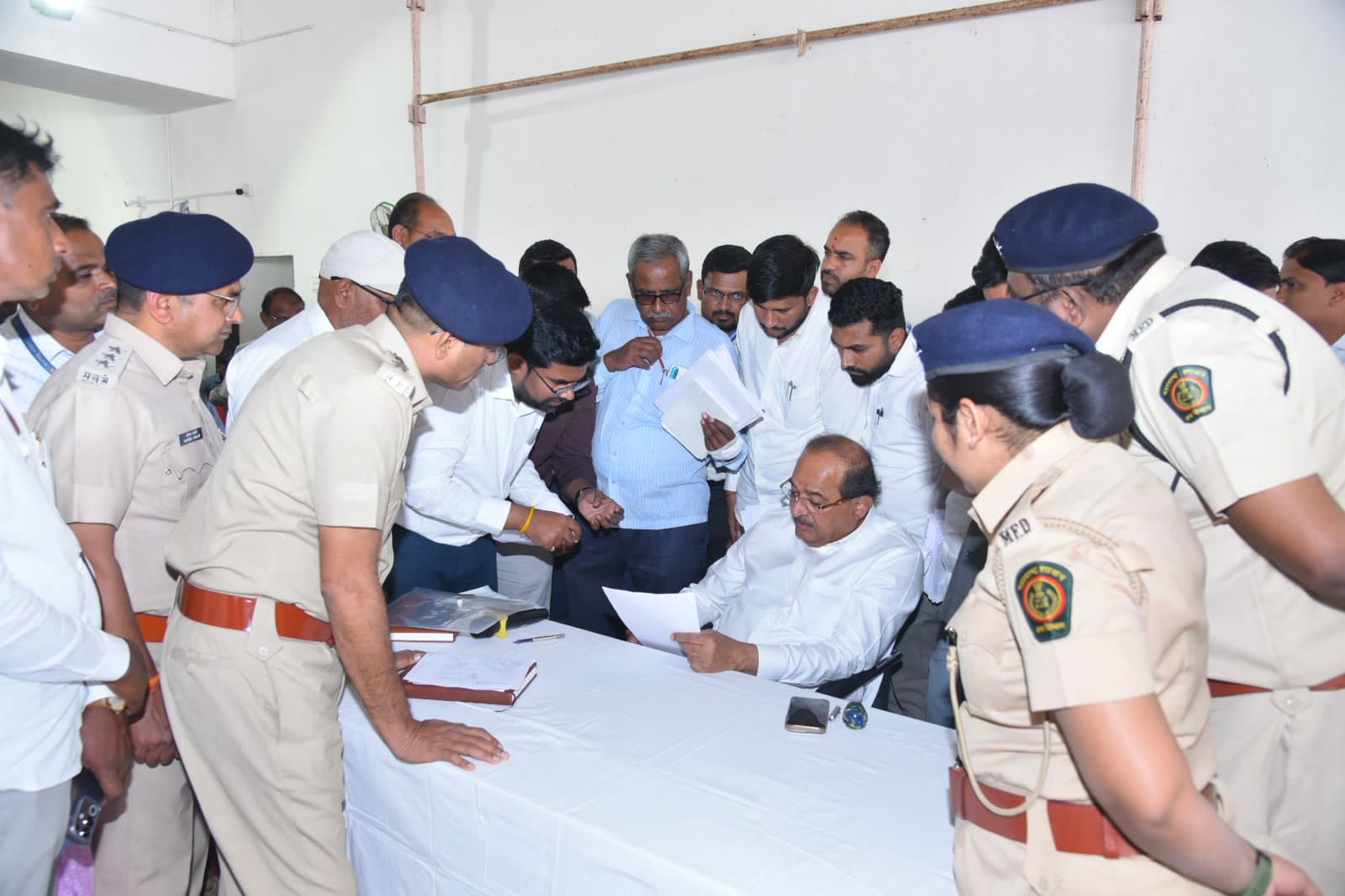 मंत्री राधाकृष्ण विखे पाटलांचे प्रशासनाला कडक आदेश💥 बेकायदेशीर वाळू, मुरूम उपसा करणाऱ्यांना पाठीशी घालू नका