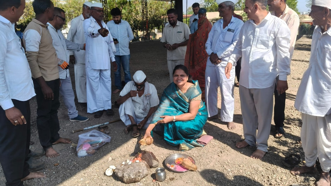 खासदार निधीतून १० लाखांचा निधी; साईबाबा मंगल कार्यालय सभामंडप व फिल्टर प्लांट कामाचे वड झरीत भूमिपूजन
