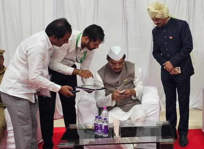 स्वगणना करीत पालकमंत्री डॉ. राधाकृष्ण विखे पाटील यांच्या हस्ते अहिल्यानगर जिल्हा जनगणनेचा शुभारंभ