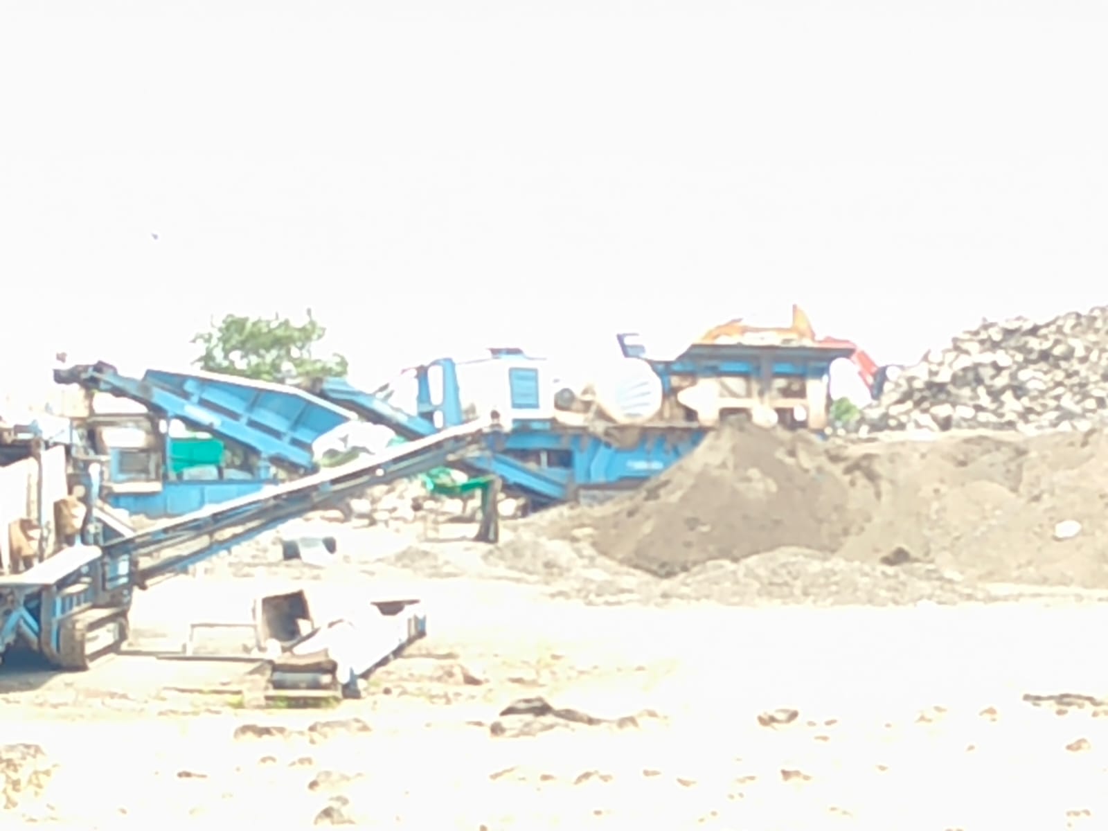 वडझरीत बेकायदेशीर स्टोन क्रेशरविरोधात ग्रामस्थ आक्रमक