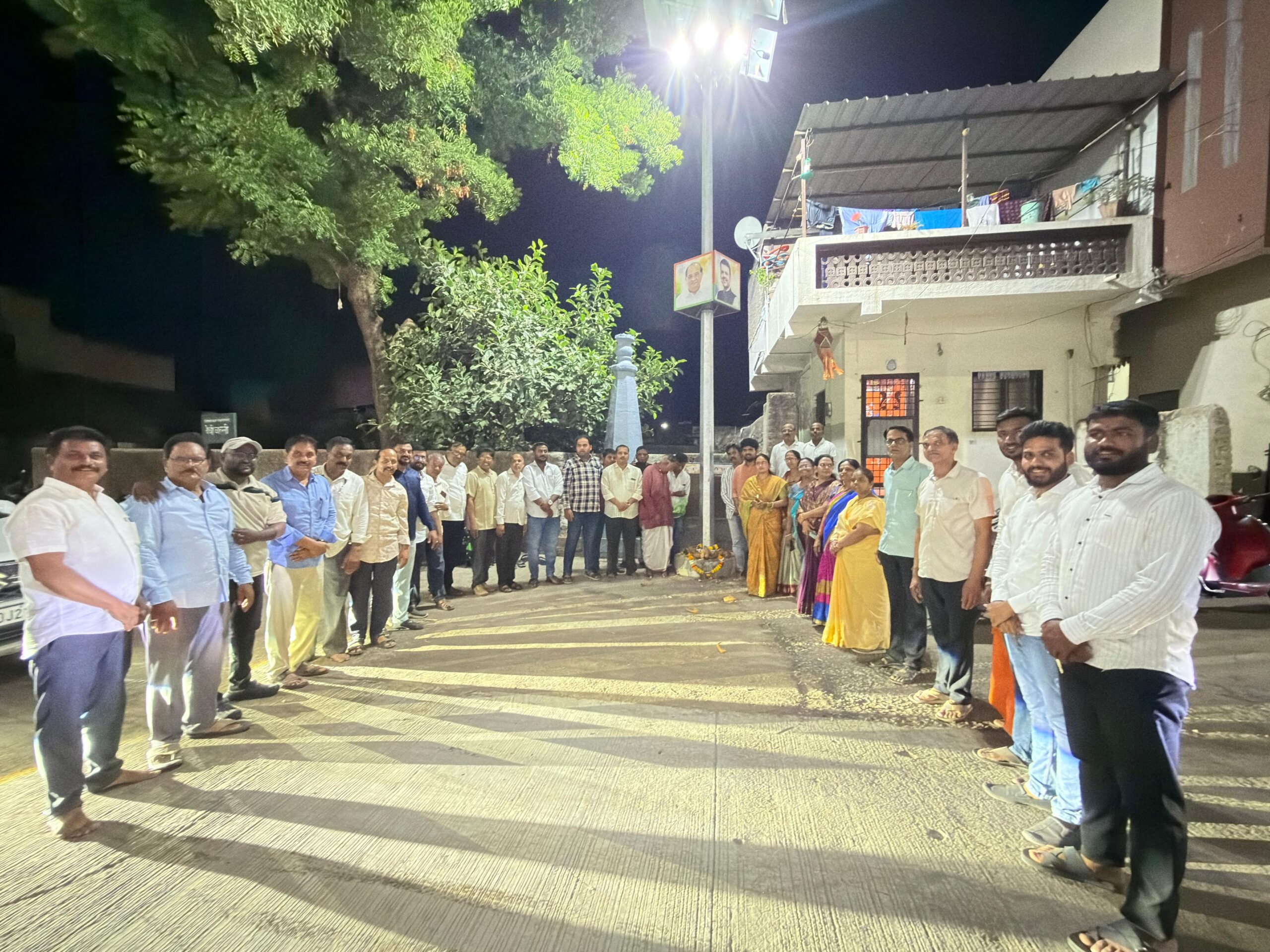 पालकमंत्री राधाकृष्ण विखे पाटील यांच्या वाढदिवसानिमित्त संगमनेरमध्ये सोलर हायमॅक्स दिव्यांचे लोकार्पण; नागरिकांकडून विकासकामांचे स्वागत